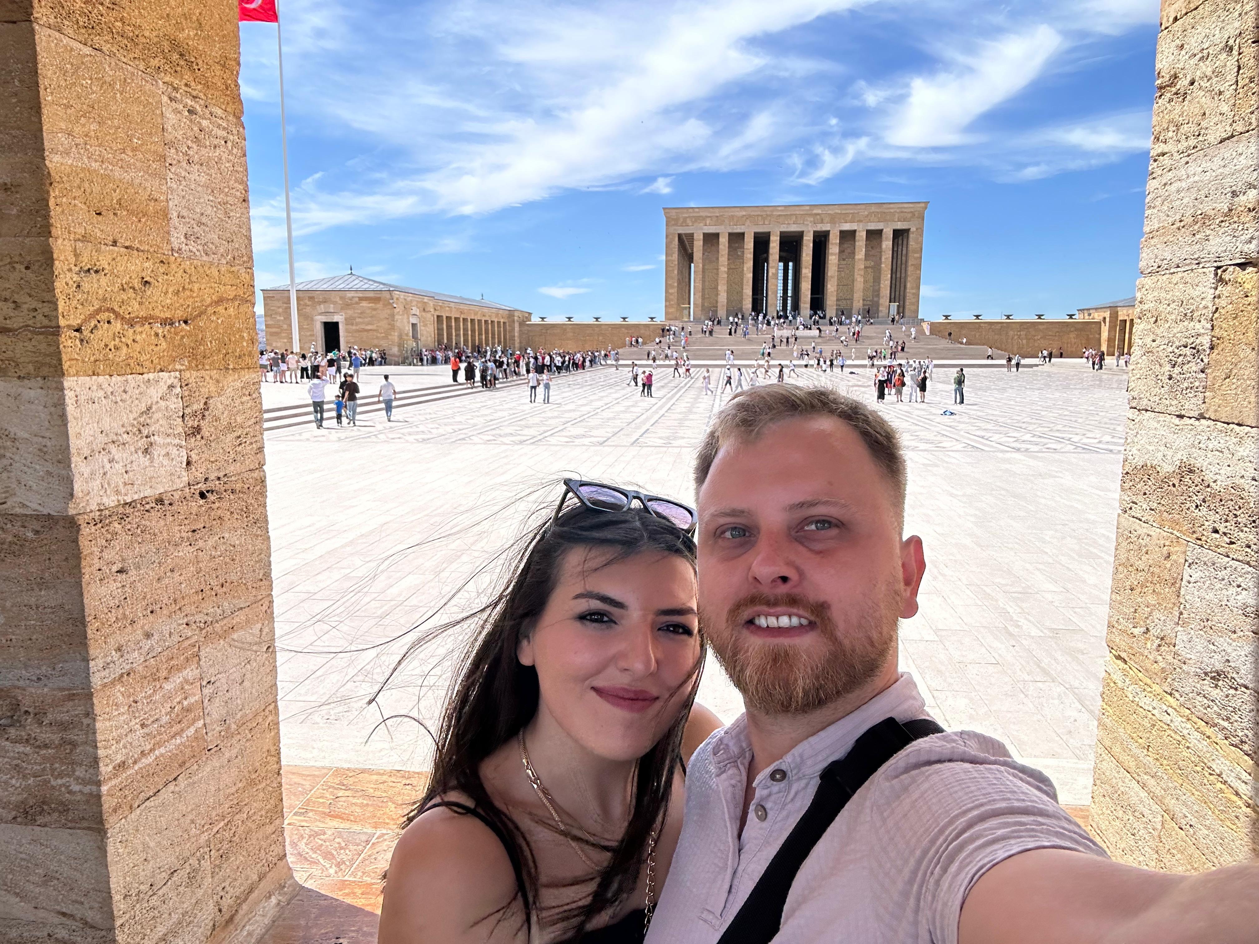Bennet en Beyza bij Anıtkabir in Ankara