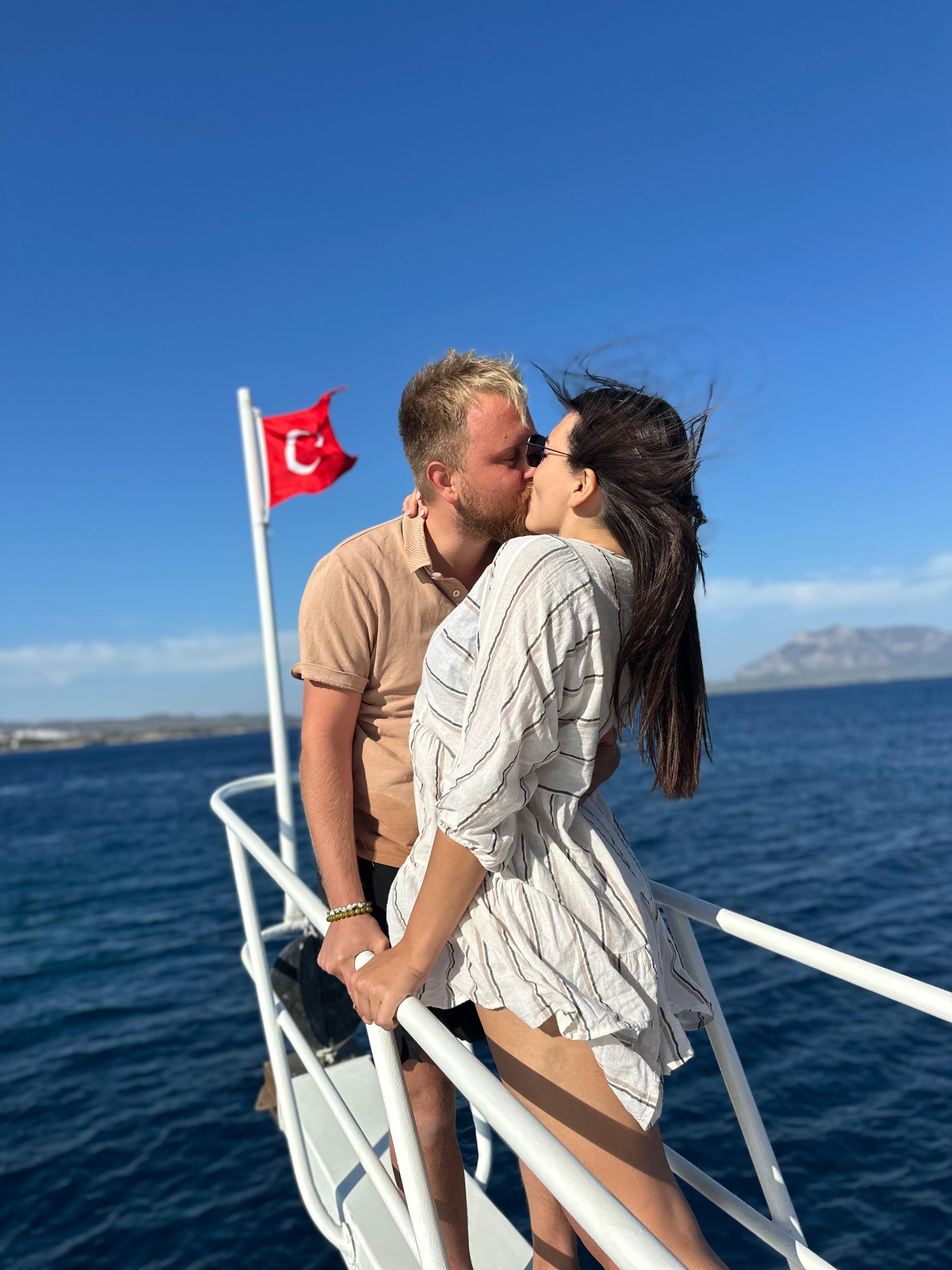 Romantisch moment op een boot in Turkije